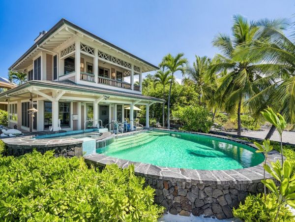 Beautiful Hawaiian Oceanfront 5 bedroom Property