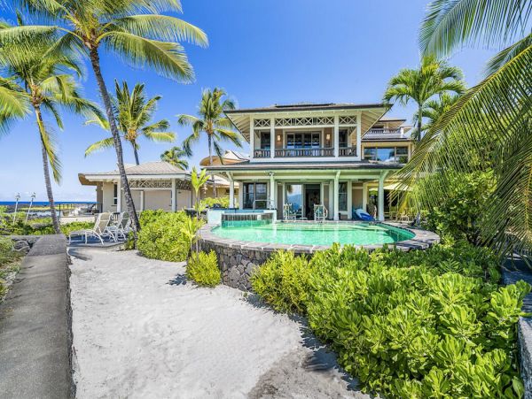 Beautiful Hawaiian Oceanfront 5 bedroom Property