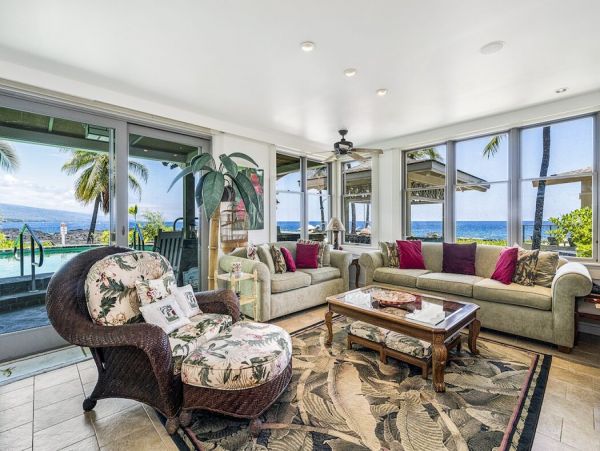 Beautiful Hawaiian Oceanfront 5 bedroom Property