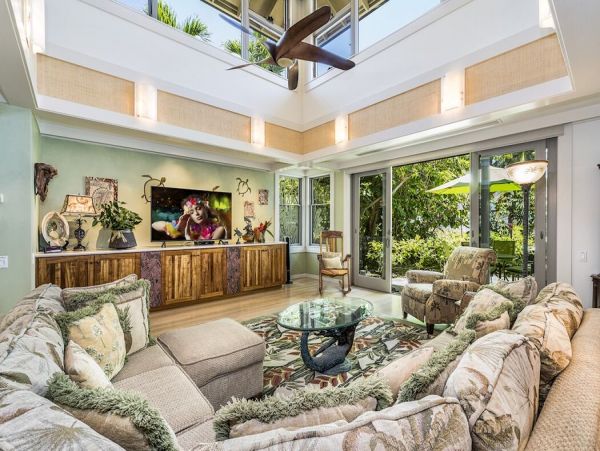 Beautiful Hawaiian Oceanfront 5 bedroom Property