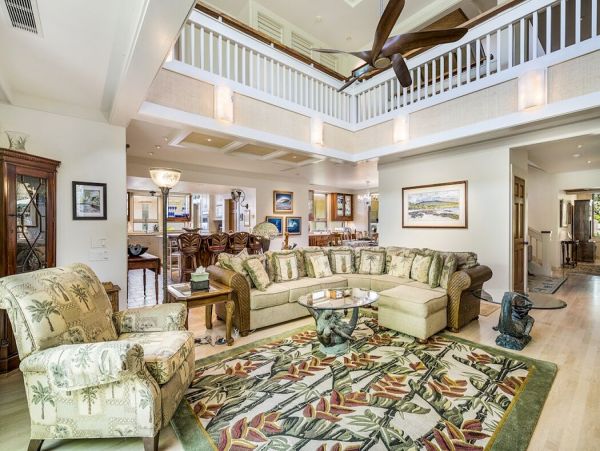 Beautiful Hawaiian Oceanfront 5 bedroom Property
