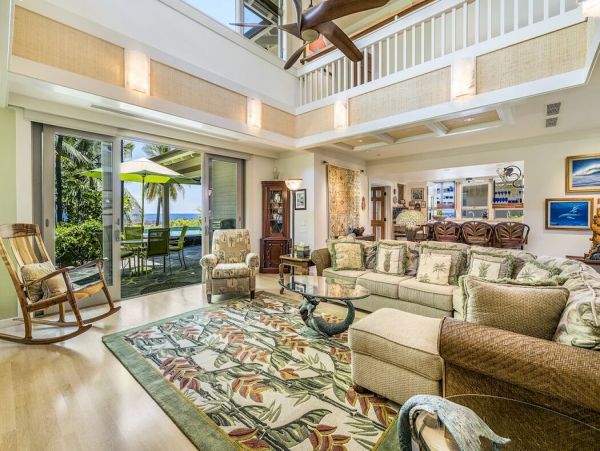 Beautiful Hawaiian Oceanfront 5 bedroom Property