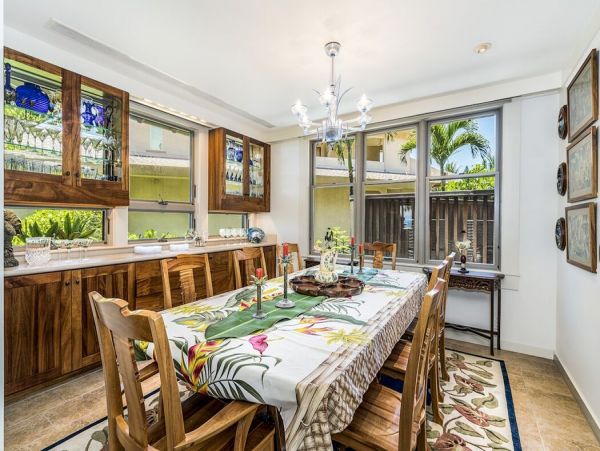 Beautiful Hawaiian Oceanfront 5 bedroom Property