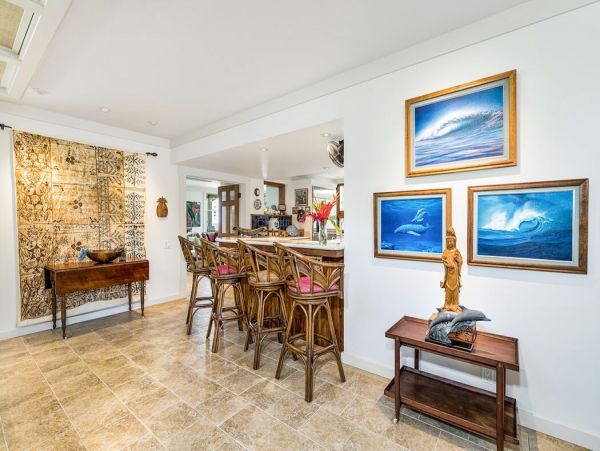 Beautiful Hawaiian Oceanfront 5 bedroom Property