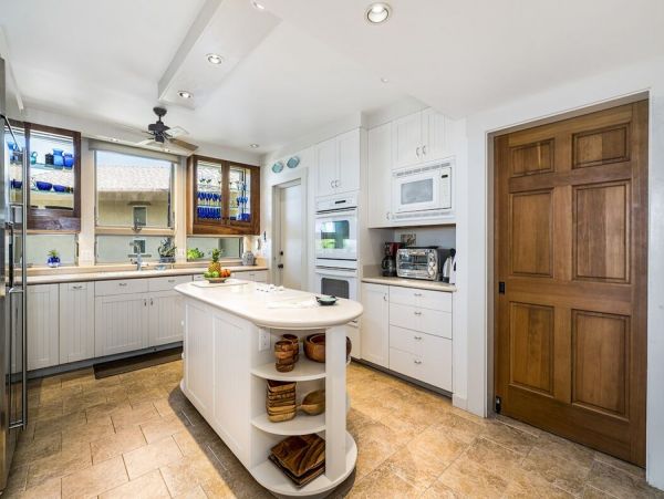 Beautiful Hawaiian Oceanfront 5 bedroom Property