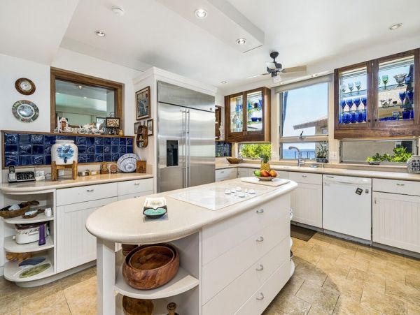 Beautiful Hawaiian Oceanfront 5 bedroom Property