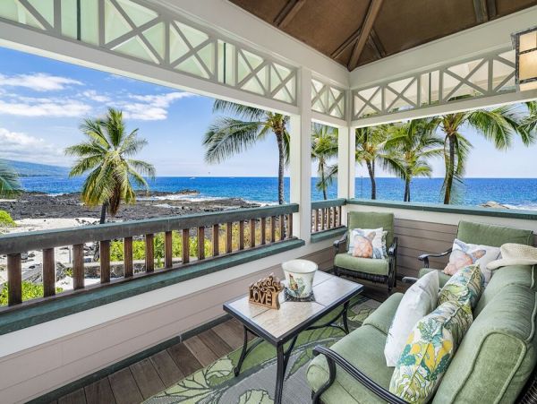 Beautiful Hawaiian Oceanfront 5 bedroom Property