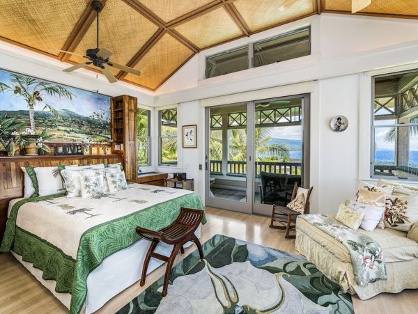Beautiful Hawaiian Oceanfront 5 bedroom Property