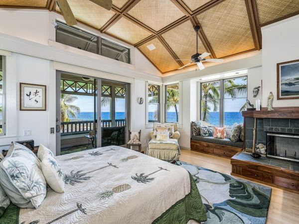 Beautiful Hawaiian Oceanfront 5 bedroom Property