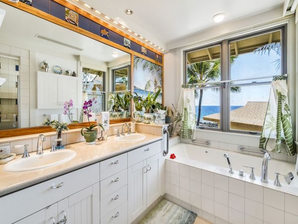 Beautiful Hawaiian Oceanfront 5 bedroom Property