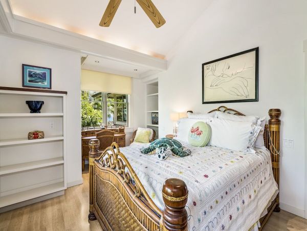 Beautiful Hawaiian Oceanfront 5 bedroom Property