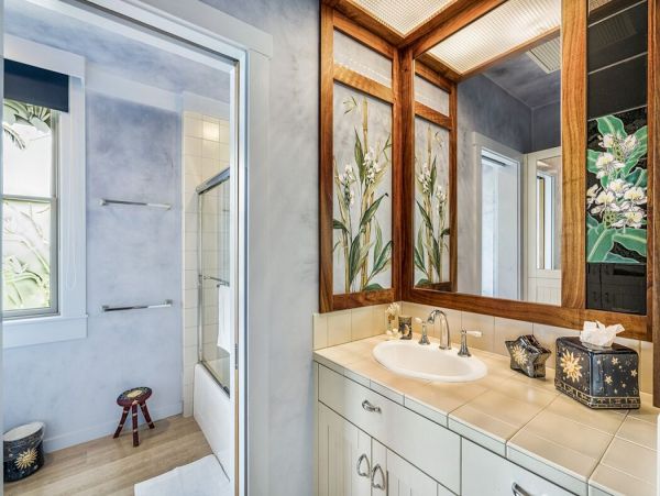Beautiful Hawaiian Oceanfront 5 bedroom Property