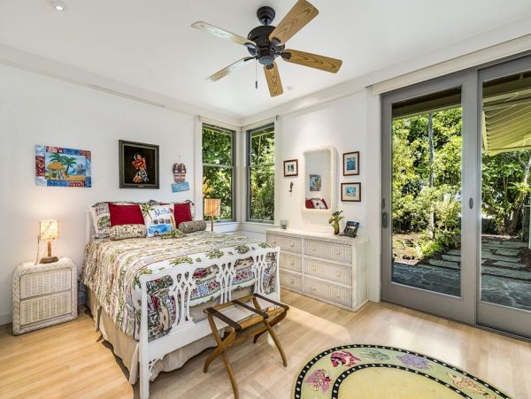 Beautiful Hawaiian Oceanfront 5 bedroom Property