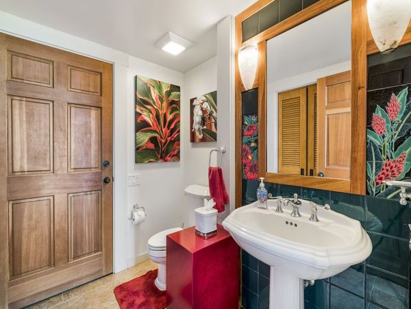 Beautiful Hawaiian Oceanfront 5 bedroom Property