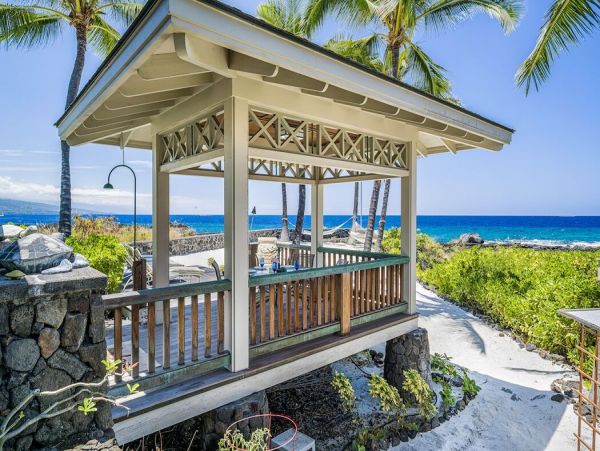 Beautiful Hawaiian Oceanfront 5 bedroom Property