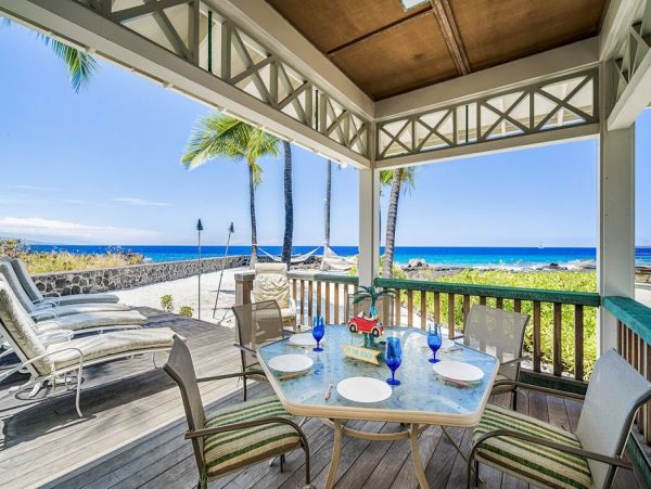 Beautiful Hawaiian Oceanfront 5 bedroom Property
