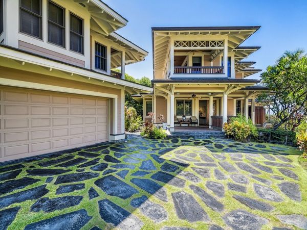 Beautiful Hawaiian Oceanfront 5 bedroom Property