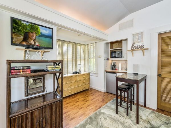 Beautiful Hawaiian Oceanfront 5 bedroom Property