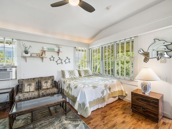 Beautiful Hawaiian Oceanfront 5 bedroom Property