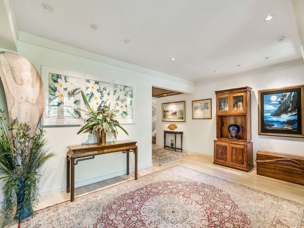 Beautiful Hawaiian Oceanfront 5 bedroom Property