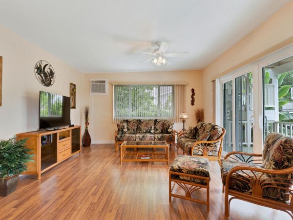 2 Bedroom walk to beach