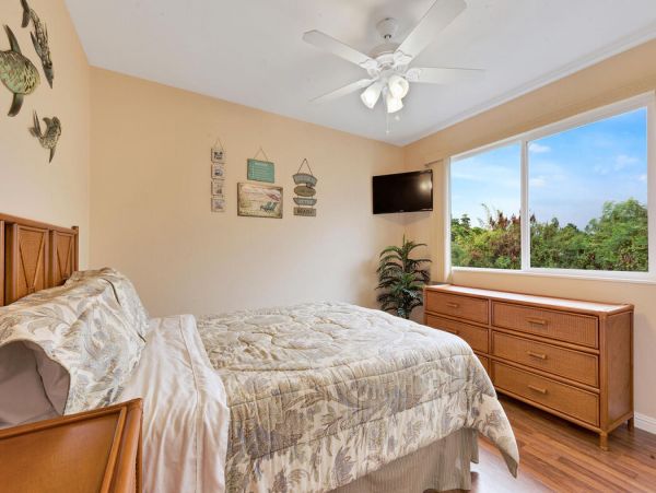 2 Bedroom walk to beach