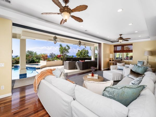 Tropical Luxury Retreat in Kailua Kona: Spacious 4-Bedroom Home with Pool & Stunning Views