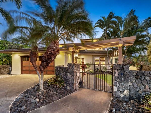 Tropical Luxury Retreat in Kailua Kona: Spacious 4-Bedroom Home with Pool & Stunning Views