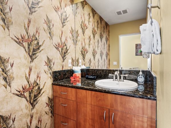 Tropical Luxury Retreat in Kailua Kona: Spacious 4-Bedroom Home with Pool & Stunning Views