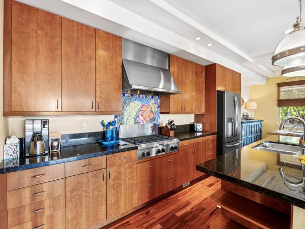 Tropical Luxury Retreat in Kailua Kona: Spacious 4-Bedroom Home with Pool & Stunning Views