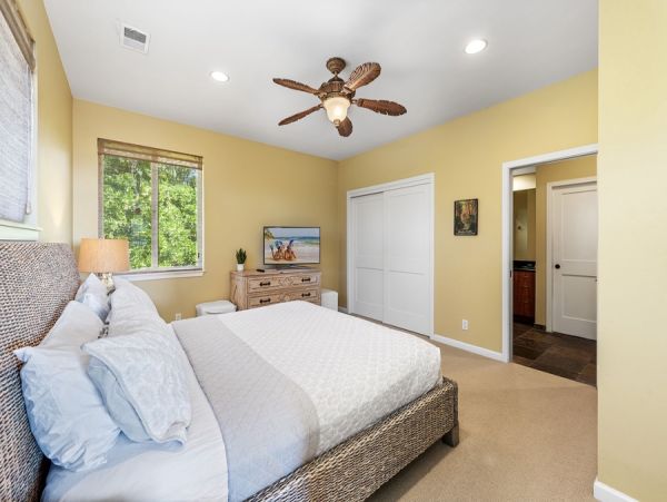 Tropical Luxury Retreat in Kailua Kona: Spacious 4-Bedroom Home with Pool & Stunning Views