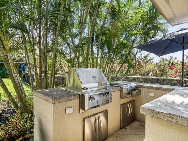 Tropical Luxury Retreat in Kailua Kona: Spacious 4-Bedroom Home with Pool & Stunning Views