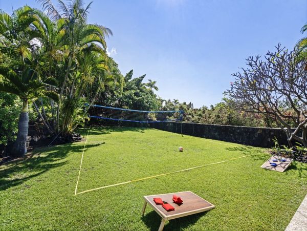 Tropical Luxury Retreat in Kailua Kona: Spacious 4-Bedroom Home with Pool & Stunning Views