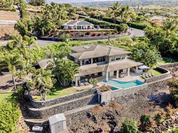 Tropical Luxury Retreat in Kailua Kona: Spacious 4-Bedroom Home with Pool & Stunning Views