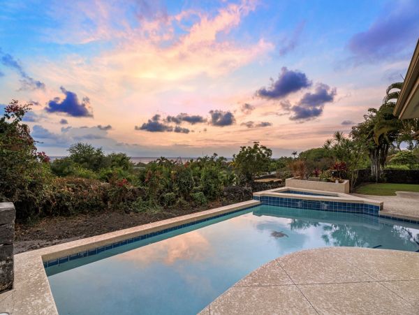 Tropical Luxury Retreat in Kailua Kona: Spacious 4-Bedroom Home with Pool & Stunning Views