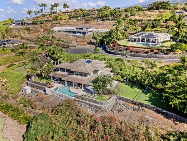 Tropical Luxury Retreat in Kailua Kona: Spacious 4-Bedroom Home with Pool & Stunning Views