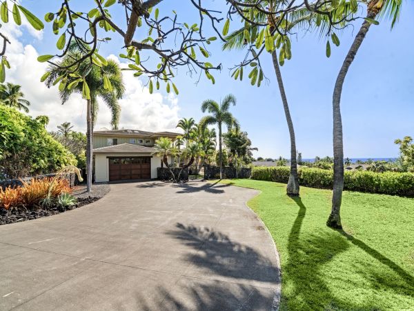 Tropical Luxury Retreat in Kailua Kona: Spacious 4-Bedroom Home with Pool & Stunning Views