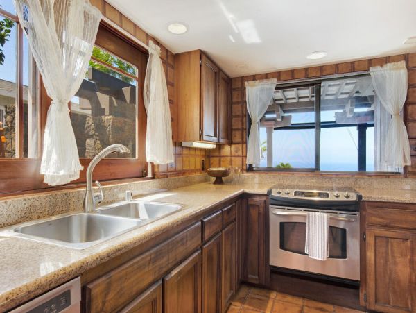 Kona Hawaiian Home with panoramic ocean view