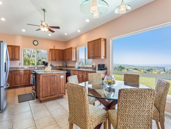 Three Bedroom Luxurious Hawaiian Retreat in Kailua Kona