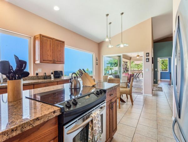 Three Bedroom Luxurious Hawaiian Retreat in Kailua Kona