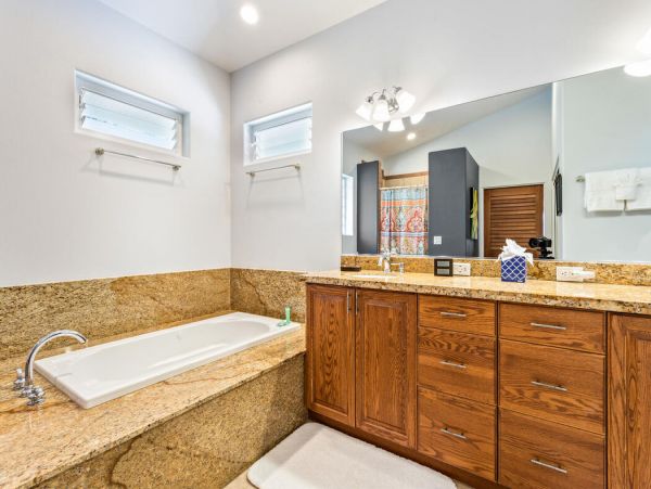 Three Bedroom Luxurious Hawaiian Retreat in Kailua Kona
