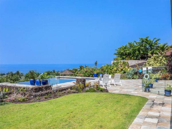 Three Bedroom Luxurious Hawaiian Retreat in Kailua Kona