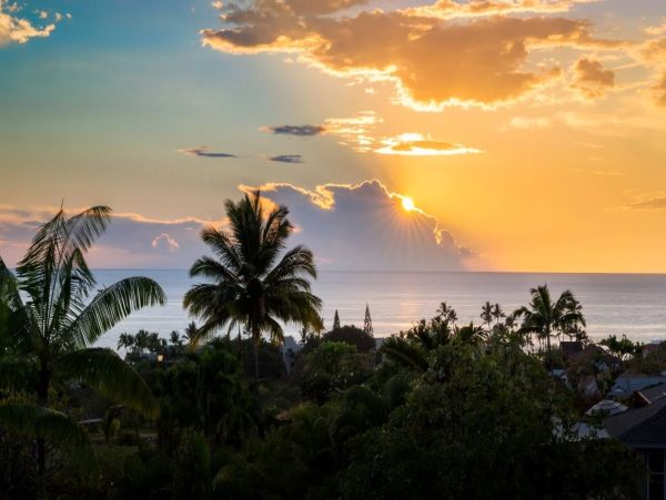 Kailua-Kona Oceanfront Three Bedroom Exquisite Vacation Home