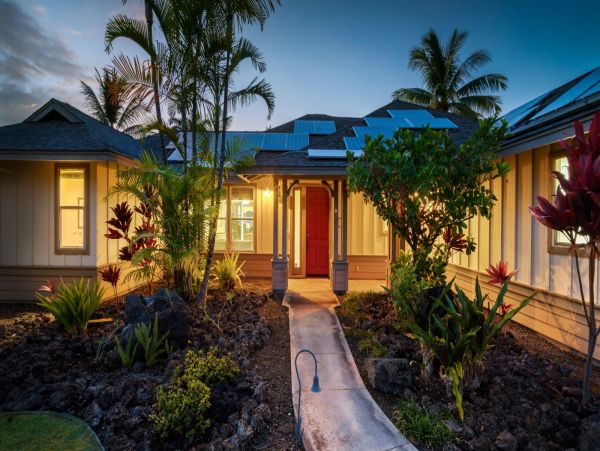 Kailua-Kona Oceanfront Three Bedroom Exquisite Vacation Home