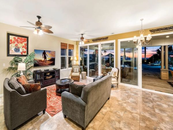 Kailua-Kona Oceanfront Three Bedroom Exquisite Vacation Home