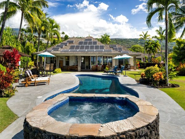 Kailua-Kona Oceanfront Three Bedroom Exquisite Vacation Home