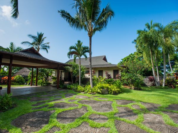 Elegant Kona Coast Retreat with Panoramic Ocean Views & Infinity Pool