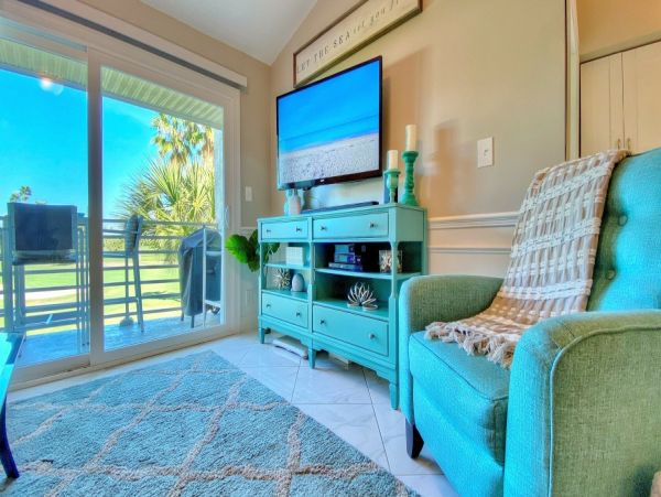 Lovely Two Bedroom Vacation Condo in St. Petersburg Sleeps 6