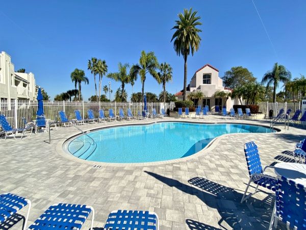 Lovely Two Bedroom Vacation Condo in St. Petersburg Sleeps 6
