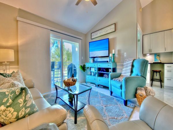 Lovely Two Bedroom Vacation Condo in St. Petersburg Sleeps 6